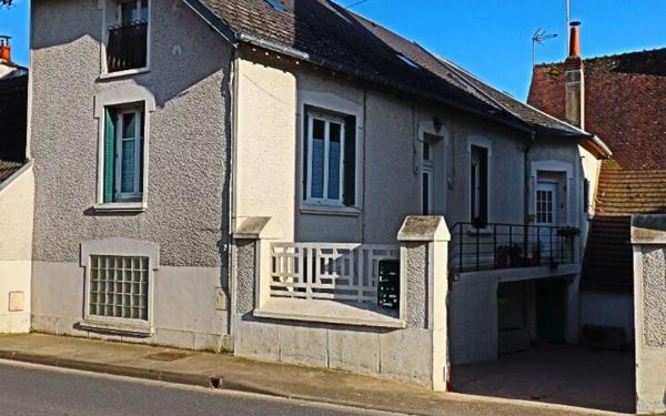 Immeuble à vendre    5 pièces • 96,77 m2 Saint-Satur