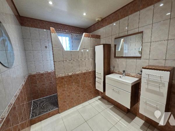 YVETOT, 5mn plein pied d'~ 91m² sur un terrain d'~ 800m², trois chambres, garage.