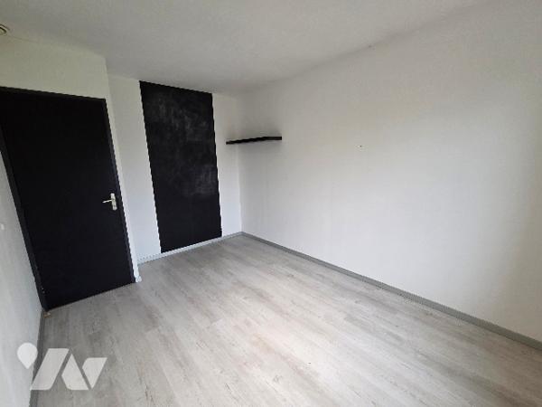YVETOT, 5mn plein pied d'~ 91m² sur un terrain d'~ 800m², trois chambres, garage.