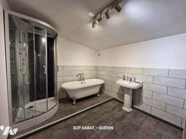 Maison d'habitation avec étangs