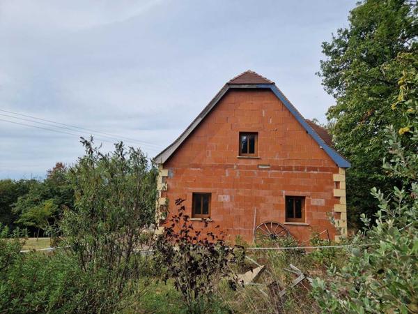 Maison contemporaine - Les eyzies Maison perigordine à terminer , 170m2 prévus et terrain de 2310m2