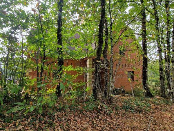 Maison contemporaine - Les eyzies Maison perigordine à terminer , 170m2 prévus et terrain de 2310m2