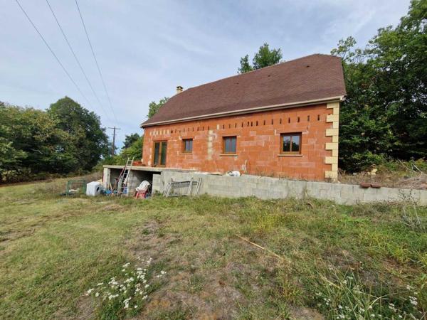 Maison contemporaine - Les eyzies Maison perigordine à terminer , 170m2 prévus et terrain de 2310m2