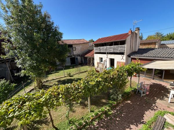 Longère avec dépendances au centre de Brioux