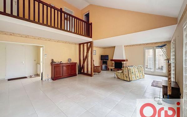 Maison à vendre    7 pièces • 180 m2 Voisins-le-Bretonneux