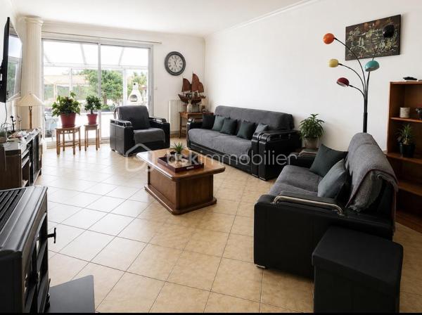 Située 40 rue de la Girardière à Cholet, dans un quartier résidentiel calme et recherché, découvrez cette agréable maison de plain-pied construite en 1971, offrant un cadre de vie confortable à proximité immédiate des commerces, des écoles et des services.

Vous bénéficierez d'un emplacement privilégié, à seulement quelques minutes du centre-ville, du Centre Hospitalier de Cholet, de la Clinique de Cholet, ainsi que des principaux axes routiers, facilitant vos déplacements au quotidien.

D'une surface habitable d'environ 87 m², la maison se compose de :

Hall d'entrée
Salon / salle à manger lumineux
Cuisine indépendante aménagée avec accès direct au garage
Deux chambres
Salle d'eau
WC indépendant
Espace de rangement

Pour un confort supplémentaire, la maison est équipée d'un poêle à bois, idéal pour profiter d'une chaleur agréable et réaliser des économies d'énergie.

À l'extérieur, vous profiterez d'un terrain clos de 294 m², d'une véranda non chauffée de 31 m², véritable espace de vie supplémentaire aux beaux jours, ainsi que d'un garage de 12 m².

Les + du bien
Maison de plain-pied
Quartier calme et recherché
Belle luminosité
Poêle à bois
Véranda de 31 m²
Garage
Jardin clos
Proche commerces
Proche écoles
Proche Centre Hospitalier et Clinique
Accès rapide au centre-ville et aux grands axes

Une maison idéale pour un premier achat, un couple, une petite famille ou des personnes recherchant le confort d'une vie de plain-pied.

À découvrir sans tarder !