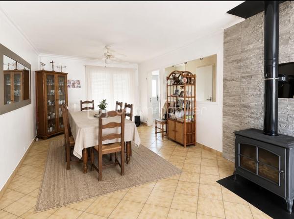 Située 40 rue de la Girardière à Cholet, dans un quartier résidentiel calme et recherché, découvrez cette agréable maison de plain-pied construite en 1971, offrant un cadre de vie confortable à proximité immédiate des commerces, des écoles et des services.

Vous bénéficierez d'un emplacement privilégié, à seulement quelques minutes du centre-ville, du Centre Hospitalier de Cholet, de la Clinique de Cholet, ainsi que des principaux axes routiers, facilitant vos déplacements au quotidien.

D'une surface habitable d'environ 87 m², la maison se compose de :

Hall d'entrée
Salon / salle à manger lumineux
Cuisine indépendante aménagée avec accès direct au garage
Deux chambres
Salle d'eau
WC indépendant
Espace de rangement

Pour un confort supplémentaire, la maison est équipée d'un poêle à bois, idéal pour profiter d'une chaleur agréable et réaliser des économies d'énergie.

À l'extérieur, vous profiterez d'un terrain clos de 294 m², d'une véranda non chauffée de 31 m², véritable espace de vie supplémentaire aux beaux jours, ainsi que d'un garage de 12 m².

Les + du bien
Maison de plain-pied
Quartier calme et recherché
Belle luminosité
Poêle à bois
Véranda de 31 m²
Garage
Jardin clos
Proche commerces
Proche écoles
Proche Centre Hospitalier et Clinique
Accès rapide au centre-ville et aux grands axes

Une maison idéale pour un premier achat, un couple, une petite famille ou des personnes recherchant le confort d'une vie de plain-pied.

À découvrir sans tarder !