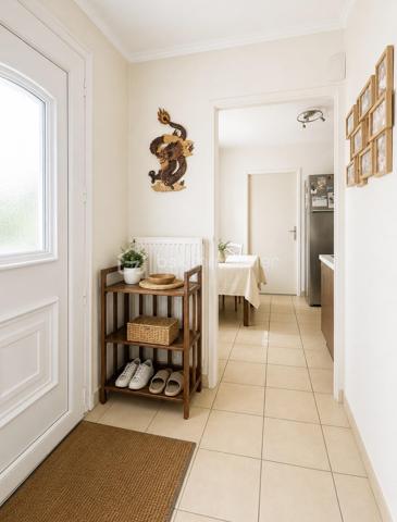 Située 40 rue de la Girardière à Cholet, dans un quartier résidentiel calme et recherché, découvrez cette agréable maison de plain-pied construite en 1971, offrant un cadre de vie confortable à proximité immédiate des commerces, des écoles et des services.

Vous bénéficierez d'un emplacement privilégié, à seulement quelques minutes du centre-ville, du Centre Hospitalier de Cholet, de la Clinique de Cholet, ainsi que des principaux axes routiers, facilitant vos déplacements au quotidien.

D'une surface habitable d'environ 87 m², la maison se compose de :

Hall d'entrée
Salon / salle à manger lumineux
Cuisine indépendante aménagée avec accès direct au garage
Deux chambres
Salle d'eau
WC indépendant
Espace de rangement

Pour un confort supplémentaire, la maison est équipée d'un poêle à bois, idéal pour profiter d'une chaleur agréable et réaliser des économies d'énergie.

À l'extérieur, vous profiterez d'un terrain clos de 294 m², d'une véranda non chauffée de 31 m², véritable espace de vie supplémentaire aux beaux jours, ainsi que d'un garage de 12 m².

Les + du bien
Maison de plain-pied
Quartier calme et recherché
Belle luminosité
Poêle à bois
Véranda de 31 m²
Garage
Jardin clos
Proche commerces
Proche écoles
Proche Centre Hospitalier et Clinique
Accès rapide au centre-ville et aux grands axes

Une maison idéale pour un premier achat, un couple, une petite famille ou des personnes recherchant le confort d'une vie de plain-pied.

À découvrir sans tarder !