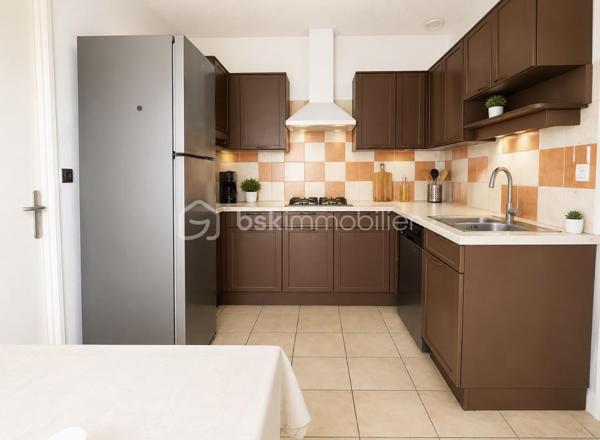 Située 40 rue de la Girardière à Cholet, dans un quartier résidentiel calme et recherché, découvrez cette agréable maison de plain-pied construite en 1971, offrant un cadre de vie confortable à proximité immédiate des commerces, des écoles et des services.

Vous bénéficierez d'un emplacement privilégié, à seulement quelques minutes du centre-ville, du Centre Hospitalier de Cholet, de la Clinique de Cholet, ainsi que des principaux axes routiers, facilitant vos déplacements au quotidien.

D'une surface habitable d'environ 87 m², la maison se compose de :

Hall d'entrée
Salon / salle à manger lumineux
Cuisine indépendante aménagée avec accès direct au garage
Deux chambres
Salle d'eau
WC indépendant
Espace de rangement

Pour un confort supplémentaire, la maison est équipée d'un poêle à bois, idéal pour profiter d'une chaleur agréable et réaliser des économies d'énergie.

À l'extérieur, vous profiterez d'un terrain clos de 294 m², d'une véranda non chauffée de 31 m², véritable espace de vie supplémentaire aux beaux jours, ainsi que d'un garage de 12 m².

Les + du bien
Maison de plain-pied
Quartier calme et recherché
Belle luminosité
Poêle à bois
Véranda de 31 m²
Garage
Jardin clos
Proche commerces
Proche écoles
Proche Centre Hospitalier et Clinique
Accès rapide au centre-ville et aux grands axes

Une maison idéale pour un premier achat, un couple, une petite famille ou des personnes recherchant le confort d'une vie de plain-pied.

À découvrir sans tarder !