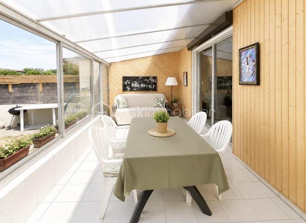 Située 40 rue de la Girardière à Cholet, dans un quartier résidentiel calme et recherché, découvrez cette agréable maison de plain-pied construite en 1971, offrant un cadre de vie confortable à proximité immédiate des commerces, des écoles et des services.

Vous bénéficierez d'un emplacement privilégié, à seulement quelques minutes du centre-ville, du Centre Hospitalier de Cholet, de la Clinique de Cholet, ainsi que des principaux axes routiers, facilitant vos déplacements au quotidien.

D'une surface habitable d'environ 87 m², la maison se compose de :

Hall d'entrée
Salon / salle à manger lumineux
Cuisine indépendante aménagée avec accès direct au garage
Deux chambres
Salle d'eau
WC indépendant
Espace de rangement

Pour un confort supplémentaire, la maison est équipée d'un poêle à bois, idéal pour profiter d'une chaleur agréable et réaliser des économies d'énergie.

À l'extérieur, vous profiterez d'un terrain clos de 294 m², d'une véranda non chauffée de 31 m², véritable espace de vie supplémentaire aux beaux jours, ainsi que d'un garage de 12 m².

Les + du bien
Maison de plain-pied
Quartier calme et recherché
Belle luminosité
Poêle à bois
Véranda de 31 m²
Garage
Jardin clos
Proche commerces
Proche écoles
Proche Centre Hospitalier et Clinique
Accès rapide au centre-ville et aux grands axes

Une maison idéale pour un premier achat, un couple, une petite famille ou des personnes recherchant le confort d'une vie de plain-pied.

À découvrir sans tarder !