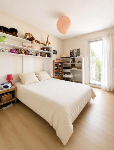 Située 40 rue de la Girardière à Cholet, dans un quartier résidentiel calme et recherché, découvrez cette agréable maison de plain-pied construite en 1971, offrant un cadre de vie confortable à proximité immédiate des commerces, des écoles et des services.

Vous bénéficierez d'un emplacement privilégié, à seulement quelques minutes du centre-ville, du Centre Hospitalier de Cholet, de la Clinique de Cholet, ainsi que des principaux axes routiers, facilitant vos déplacements au quotidien.

D'une surface habitable d'environ 87 m², la maison se compose de :

Hall d'entrée
Salon / salle à manger lumineux
Cuisine indépendante aménagée avec accès direct au garage
Deux chambres
Salle d'eau
WC indépendant
Espace de rangement

Pour un confort supplémentaire, la maison est équipée d'un poêle à bois, idéal pour profiter d'une chaleur agréable et réaliser des économies d'énergie.

À l'extérieur, vous profiterez d'un terrain clos de 294 m², d'une véranda non chauffée de 31 m², véritable espace de vie supplémentaire aux beaux jours, ainsi que d'un garage de 12 m².

Les + du bien
Maison de plain-pied
Quartier calme et recherché
Belle luminosité
Poêle à bois
Véranda de 31 m²
Garage
Jardin clos
Proche commerces
Proche écoles
Proche Centre Hospitalier et Clinique
Accès rapide au centre-ville et aux grands axes

Une maison idéale pour un premier achat, un couple, une petite famille ou des personnes recherchant le confort d'une vie de plain-pied.

À découvrir sans tarder !