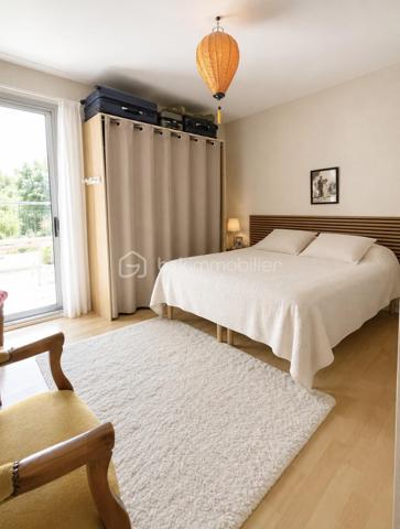 Située 40 rue de la Girardière à Cholet, dans un quartier résidentiel calme et recherché, découvrez cette agréable maison de plain-pied construite en 1971, offrant un cadre de vie confortable à proximité immédiate des commerces, des écoles et des services.

Vous bénéficierez d'un emplacement privilégié, à seulement quelques minutes du centre-ville, du Centre Hospitalier de Cholet, de la Clinique de Cholet, ainsi que des principaux axes routiers, facilitant vos déplacements au quotidien.

D'une surface habitable d'environ 87 m², la maison se compose de :

Hall d'entrée
Salon / salle à manger lumineux
Cuisine indépendante aménagée avec accès direct au garage
Deux chambres
Salle d'eau
WC indépendant
Espace de rangement

Pour un confort supplémentaire, la maison est équipée d'un poêle à bois, idéal pour profiter d'une chaleur agréable et réaliser des économies d'énergie.

À l'extérieur, vous profiterez d'un terrain clos de 294 m², d'une véranda non chauffée de 31 m², véritable espace de vie supplémentaire aux beaux jours, ainsi que d'un garage de 12 m².

Les + du bien
Maison de plain-pied
Quartier calme et recherché
Belle luminosité
Poêle à bois
Véranda de 31 m²
Garage
Jardin clos
Proche commerces
Proche écoles
Proche Centre Hospitalier et Clinique
Accès rapide au centre-ville et aux grands axes

Une maison idéale pour un premier achat, un couple, une petite famille ou des personnes recherchant le confort d'une vie de plain-pied.

À découvrir sans tarder !