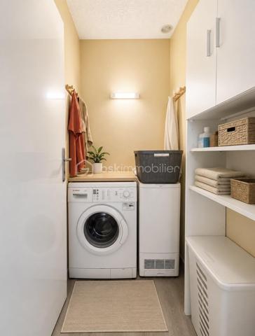 Située 40 rue de la Girardière à Cholet, dans un quartier résidentiel calme et recherché, découvrez cette agréable maison de plain-pied construite en 1971, offrant un cadre de vie confortable à proximité immédiate des commerces, des écoles et des services.

Vous bénéficierez d'un emplacement privilégié, à seulement quelques minutes du centre-ville, du Centre Hospitalier de Cholet, de la Clinique de Cholet, ainsi que des principaux axes routiers, facilitant vos déplacements au quotidien.

D'une surface habitable d'environ 87 m², la maison se compose de :

Hall d'entrée
Salon / salle à manger lumineux
Cuisine indépendante aménagée avec accès direct au garage
Deux chambres
Salle d'eau
WC indépendant
Espace de rangement

Pour un confort supplémentaire, la maison est équipée d'un poêle à bois, idéal pour profiter d'une chaleur agréable et réaliser des économies d'énergie.

À l'extérieur, vous profiterez d'un terrain clos de 294 m², d'une véranda non chauffée de 31 m², véritable espace de vie supplémentaire aux beaux jours, ainsi que d'un garage de 12 m².

Les + du bien
Maison de plain-pied
Quartier calme et recherché
Belle luminosité
Poêle à bois
Véranda de 31 m²
Garage
Jardin clos
Proche commerces
Proche écoles
Proche Centre Hospitalier et Clinique
Accès rapide au centre-ville et aux grands axes

Une maison idéale pour un premier achat, un couple, une petite famille ou des personnes recherchant le confort d'une vie de plain-pied.

À découvrir sans tarder !