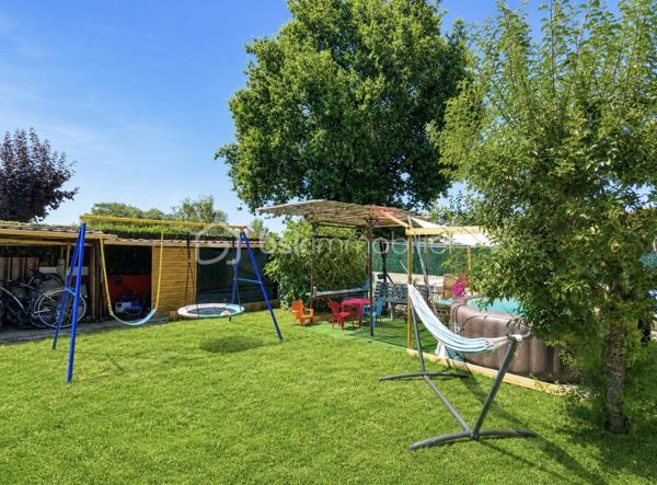 Située 40 rue de la Girardière à Cholet, dans un quartier résidentiel calme et recherché, découvrez cette agréable maison de plain-pied construite en 1971, offrant un cadre de vie confortable à proximité immédiate des commerces, des écoles et des services.

Vous bénéficierez d'un emplacement privilégié, à seulement quelques minutes du centre-ville, du Centre Hospitalier de Cholet, de la Clinique de Cholet, ainsi que des principaux axes routiers, facilitant vos déplacements au quotidien.

D'une surface habitable d'environ 87 m², la maison se compose de :

Hall d'entrée
Salon / salle à manger lumineux
Cuisine indépendante aménagée avec accès direct au garage
Deux chambres
Salle d'eau
WC indépendant
Espace de rangement

Pour un confort supplémentaire, la maison est équipée d'un poêle à bois, idéal pour profiter d'une chaleur agréable et réaliser des économies d'énergie.

À l'extérieur, vous profiterez d'un terrain clos de 294 m², d'une véranda non chauffée de 31 m², véritable espace de vie supplémentaire aux beaux jours, ainsi que d'un garage de 12 m².

Les + du bien
Maison de plain-pied
Quartier calme et recherché
Belle luminosité
Poêle à bois
Véranda de 31 m²
Garage
Jardin clos
Proche commerces
Proche écoles
Proche Centre Hospitalier et Clinique
Accès rapide au centre-ville et aux grands axes

Une maison idéale pour un premier achat, un couple, une petite famille ou des personnes recherchant le confort d'une vie de plain-pied.

À découvrir sans tarder !