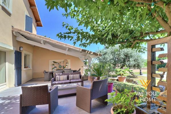 Maison entièrement climatisée avec piscine à l'abri des regards dans un secteur très privilégié