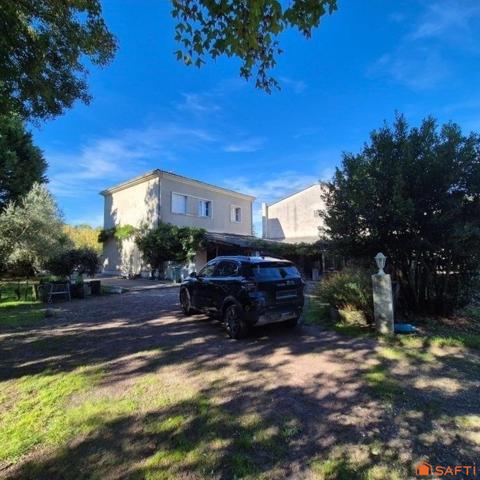 maison à étage de 130 m2 et 60m2 de véranda sur un joli terrain arboré de 1006 m2 avec une dépendance habitable