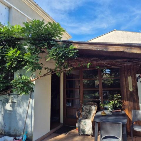 maison à étage de 130 m2 et 60m2 de véranda sur un joli terrain arboré de 1006 m2 avec une dépendance habitable