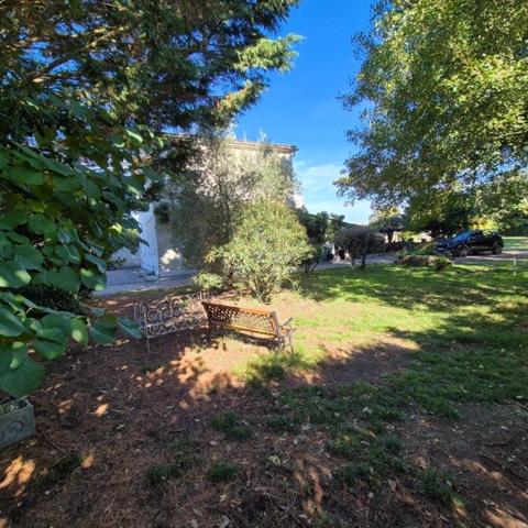 maison à étage de 130 m2 et 60m2 de véranda sur un joli terrain arboré de 1006 m2 avec une dépendance habitable