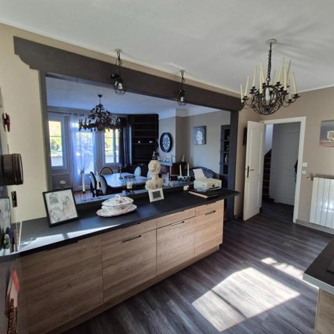 maison à étage de 130 m2 et 60m2 de véranda sur un joli terrain arboré de 1006 m2 avec une dépendance habitable