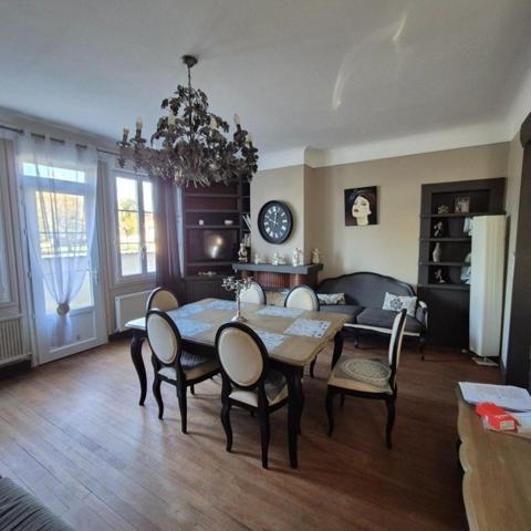 maison à étage de 130 m2 et 60m2 de véranda sur un joli terrain arboré de 1006 m2 avec une dépendance habitable