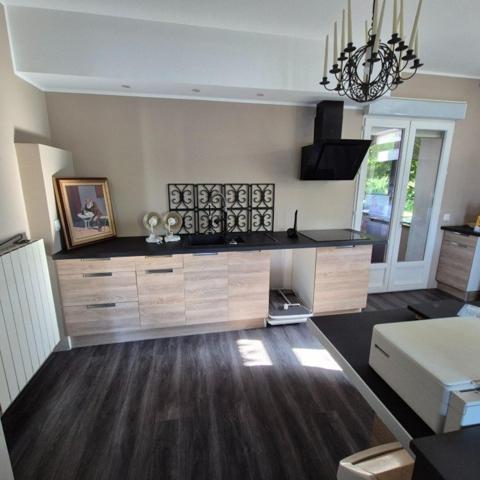 maison à étage de 130 m2 et 60m2 de véranda sur un joli terrain arboré de 1006 m2 avec une dépendance habitable