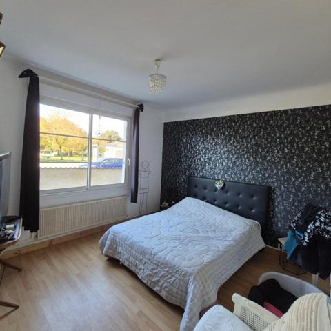 maison à étage de 130 m2 et 60m2 de véranda sur un joli terrain arboré de 1006 m2 avec une dépendance habitable