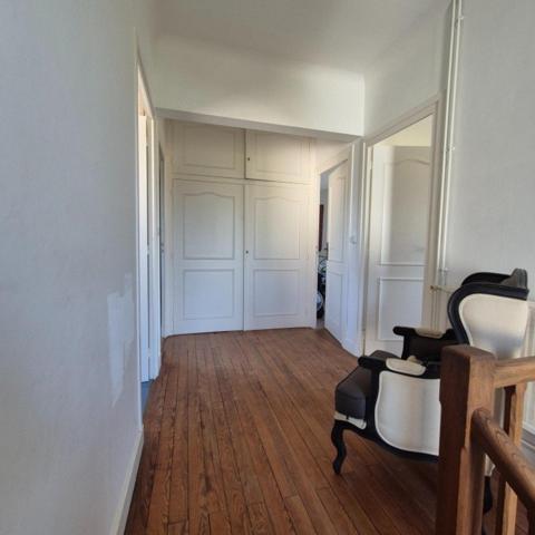 maison à étage de 130 m2 et 60m2 de véranda sur un joli terrain arboré de 1006 m2 avec une dépendance habitable