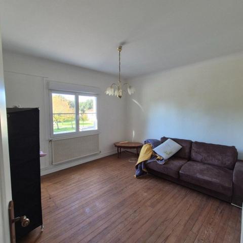 maison à étage de 130 m2 et 60m2 de véranda sur un joli terrain arboré de 1006 m2 avec une dépendance habitable