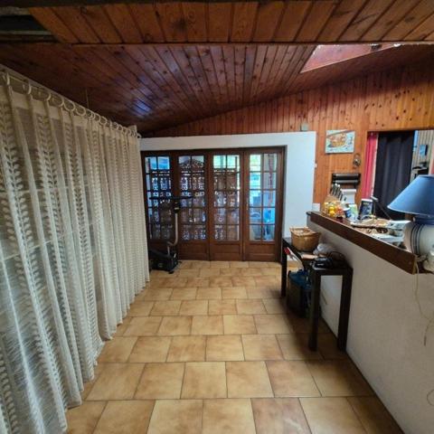 maison à étage de 130 m2 et 60m2 de véranda sur un joli terrain arboré de 1006 m2 avec une dépendance habitable