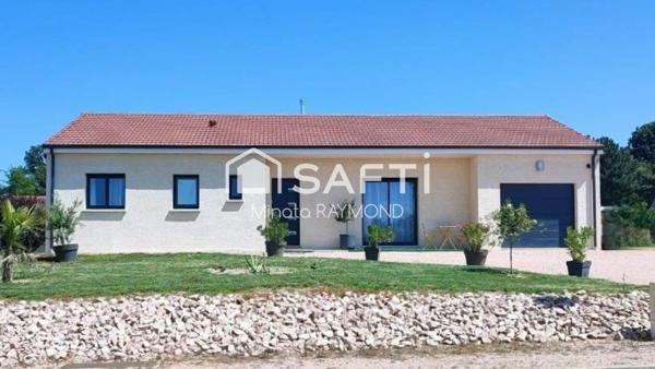 end maison de plein pied, construction récente dans un lotissement résidentiel calme avec une grande terrasse et un garage sur un terrain 710 mètre carré