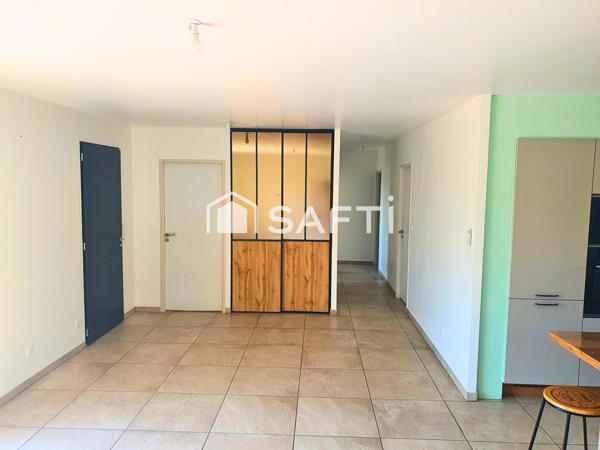 end maison de plein pied, construction récente dans un lotissement résidentiel calme avec une grande terrasse et un garage sur un terrain 710 mètre carré