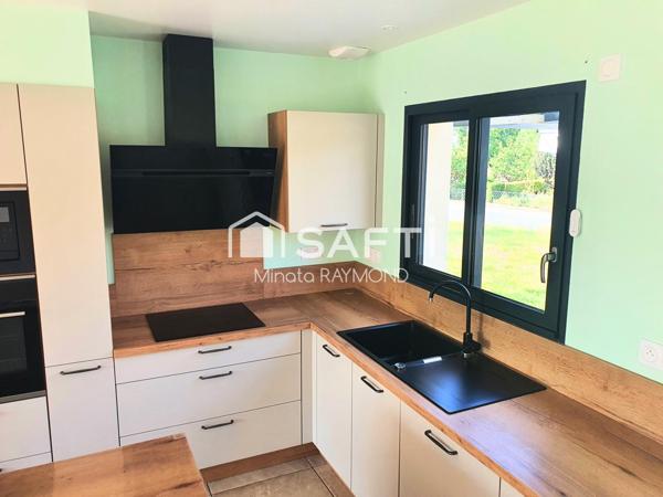 end maison de plein pied, construction récente dans un lotissement résidentiel calme avec une grande terrasse et un garage sur un terrain 710 mètre carré