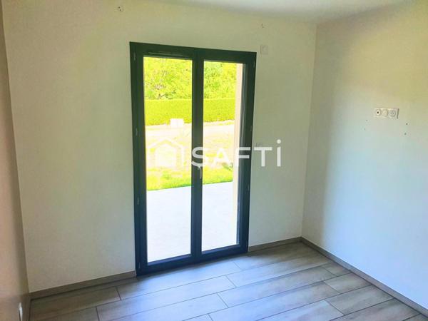 end maison de plein pied, construction récente dans un lotissement résidentiel calme avec une grande terrasse et un garage sur un terrain 710 mètre carré