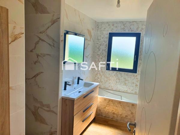 end maison de plein pied, construction récente dans un lotissement résidentiel calme avec une grande terrasse et un garage sur un terrain 710 mètre carré