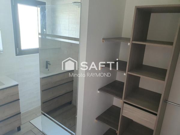 end maison de plein pied, construction récente dans un lotissement résidentiel calme avec une grande terrasse et un garage sur un terrain 710 mètre carré