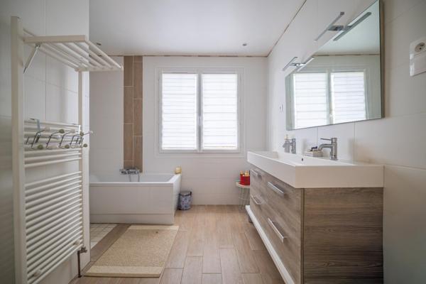 Maison à YVRE-L'EVEQUE, 72530 - 6 pièces 261m²