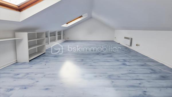 Idéalement située en retrait et proche écoles et toutes commodités, venez découvrir cette charmante maison de PLAIN-PIED de 130 m2 au total ( dont 100 m2 habitable) avec combles aménagés édifiée sur un terrain de 561 m2. 

Elle se compose au RDC d'une entrée lumineuse, accès au garage, cuisine équipée, séjour double exposition. La partie nuit, bien distincte, offre une salle d'eau, WC séparés et 3 chambres dont une parentale avec SDB et WC privatifs. 
Dans les combles, une grande 4ème chambre et un espace supplémentaire pour un bureau par exemple. 

Les + 

Sa situation proche de tout et bien implantée sur son terrain, offrant la possibilité de garer des voitures dans l'enceinte de la propriété. 
Sa distribution logique et modulable
Son exposition SUD, SUD-EST et sa lumière
Ses 4 chambres dont sa suite parentale
Son jardin SANS VIS-A-VIS

Belles prestations : double vitrage récent ALU, volets battants, porte de garage motorisée, DPE D.

Visite sur RDV