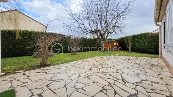 Idéalement située en retrait et proche écoles et toutes commodités, venez découvrir cette charmante maison de PLAIN-PIED de 130 m2 au total ( dont 100 m2 habitable) avec combles aménagés édifiée sur un terrain de 561 m2. 

Elle se compose au RDC d'une entrée lumineuse, accès au garage, cuisine équipée, séjour double exposition. La partie nuit, bien distincte, offre une salle d'eau, WC séparés et 3 chambres dont une parentale avec SDB et WC privatifs. 
Dans les combles, une grande 4ème chambre et un espace supplémentaire pour un bureau par exemple. 

Les + 

Sa situation proche de tout et bien implantée sur son terrain, offrant la possibilité de garer des voitures dans l'enceinte de la propriété. 
Sa distribution logique et modulable
Son exposition SUD, SUD-EST et sa lumière
Ses 4 chambres dont sa suite parentale
Son jardin SANS VIS-A-VIS

Belles prestations : double vitrage récent ALU, volets battants, porte de garage motorisée, DPE D.

Visite sur RDV