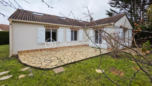 Idéalement située en retrait et proche écoles et toutes commodités, venez découvrir cette charmante maison de PLAIN-PIED de 130 m2 au total ( dont 100 m2 habitable) avec combles aménagés édifiée sur un terrain de 561 m2. 

Elle se compose au RDC d'une entrée lumineuse, accès au garage, cuisine équipée, séjour double exposition. La partie nuit, bien distincte, offre une salle d'eau, WC séparés et 3 chambres dont une parentale avec SDB et WC privatifs. 
Dans les combles, une grande 4ème chambre et un espace supplémentaire pour un bureau par exemple. 

Les + 

Sa situation proche de tout et bien implantée sur son terrain, offrant la possibilité de garer des voitures dans l'enceinte de la propriété. 
Sa distribution logique et modulable
Son exposition SUD, SUD-EST et sa lumière
Ses 4 chambres dont sa suite parentale
Son jardin SANS VIS-A-VIS

Belles prestations : double vitrage récent ALU, volets battants, porte de garage motorisée, DPE D.

Visite sur RDV