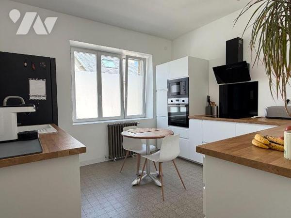 Certaines maisons ont ce supplément d'âme que l'on perçoit dès les premiers instants. Celle-ci ...