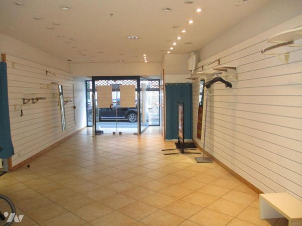 Ensemble immobilier mixte propose une cellule commerciale de 60 m² et appartement duplex au 1er...