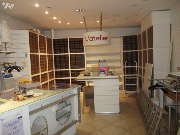 Ensemble immobilier mixte propose une cellule commerciale de 60 m² et appartement duplex au 1er...