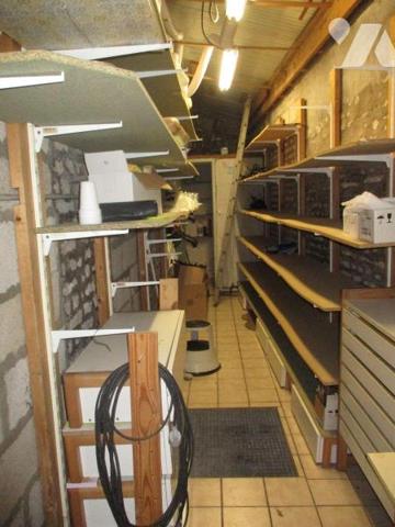 Ensemble immobilier mixte propose une cellule commerciale de 60 m² et appartement duplex au 1er...