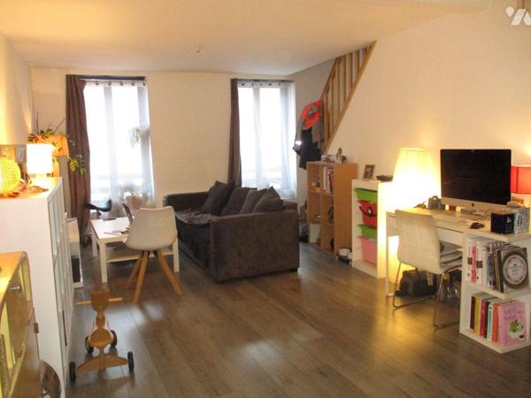 Ensemble immobilier mixte propose une cellule commerciale de 60 m² et appartement duplex au 1er...