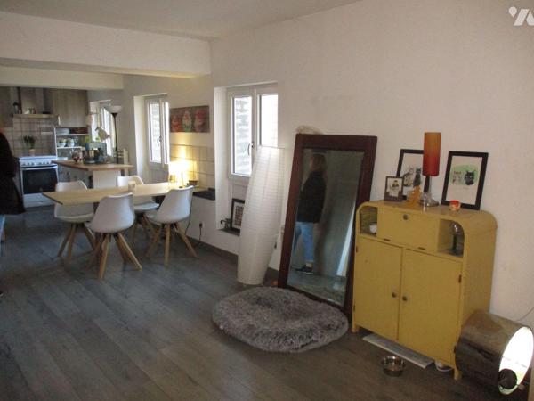 Ensemble immobilier mixte propose une cellule commerciale de 60 m² et appartement duplex au 1er...