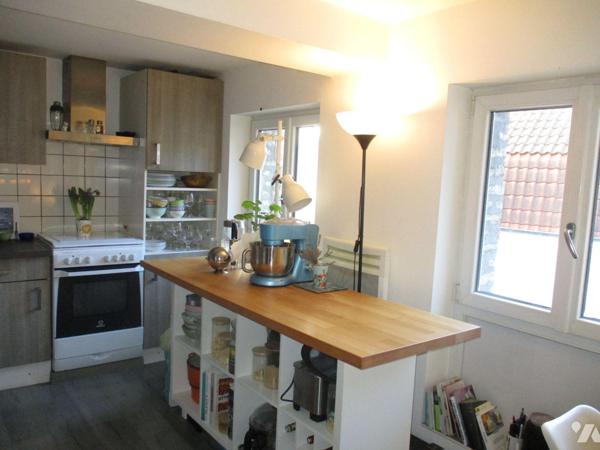 Ensemble immobilier mixte propose une cellule commerciale de 60 m² et appartement duplex au 1er...