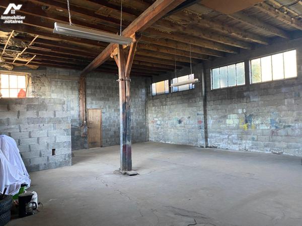 A vendre, à Mauriac (CANTAL), en plein coeur de la ville, à proximité immédiate des commerces e...