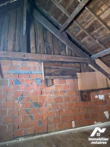 A vendre, à Mauriac (CANTAL), en plein coeur de la ville, à proximité immédiate des commerces e...