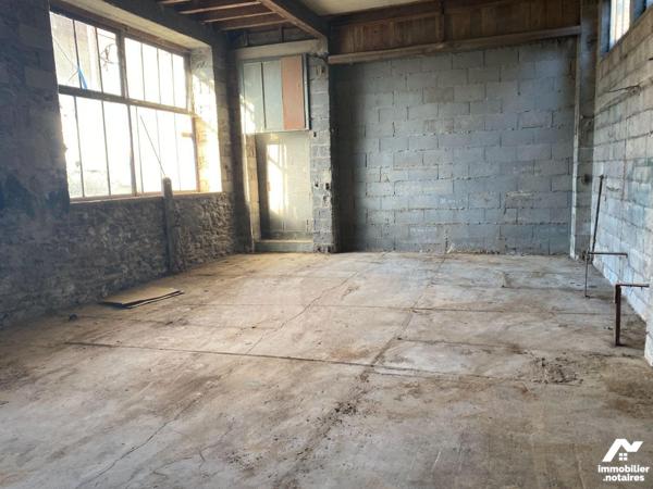 A vendre, à Mauriac (CANTAL), en plein coeur de la ville, à proximité immédiate des commerces e...