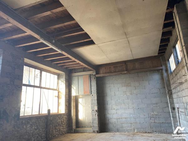 A vendre, à Mauriac (CANTAL), en plein coeur de la ville, à proximité immédiate des commerces e...